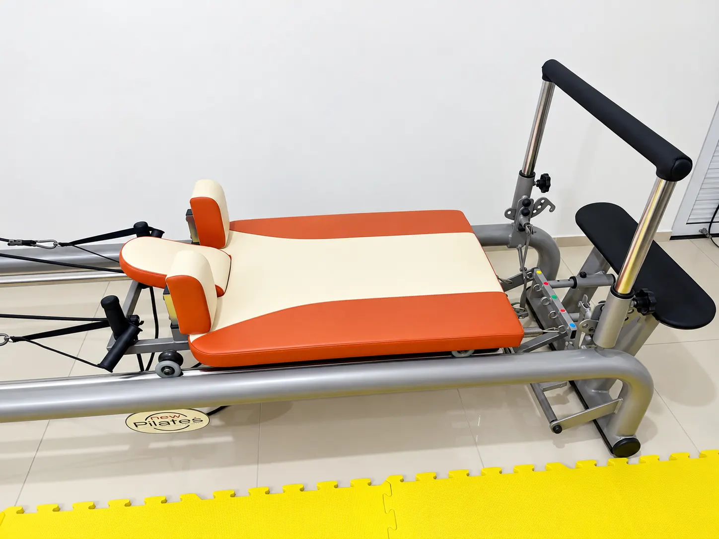 Reformer com estofado laranja e bege