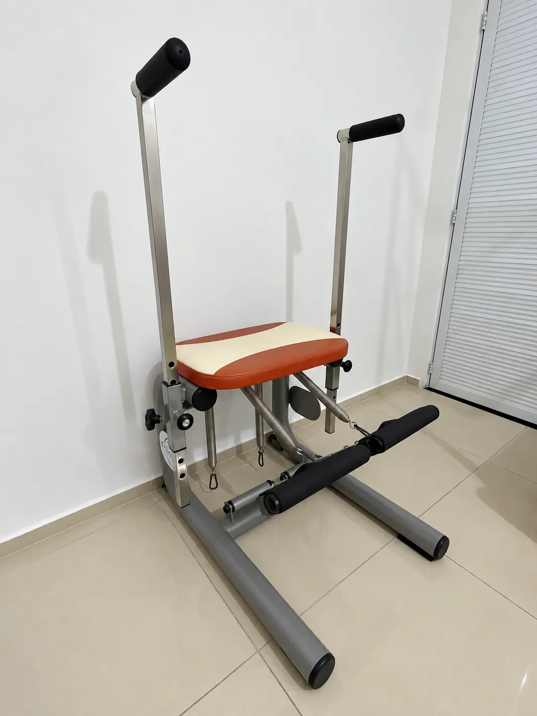 Chair de pilates com barras laterais